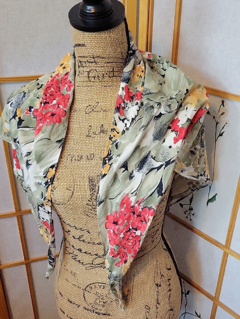 triangular neck scarf - Picture 3 of 3